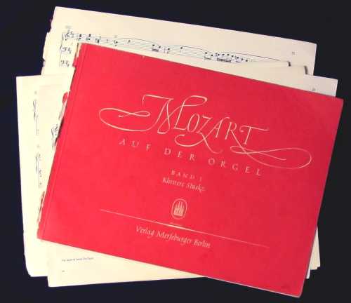 Bild eines aus dem Leim gegangenen Notenbuchs mit Orgelwerken von Mozart